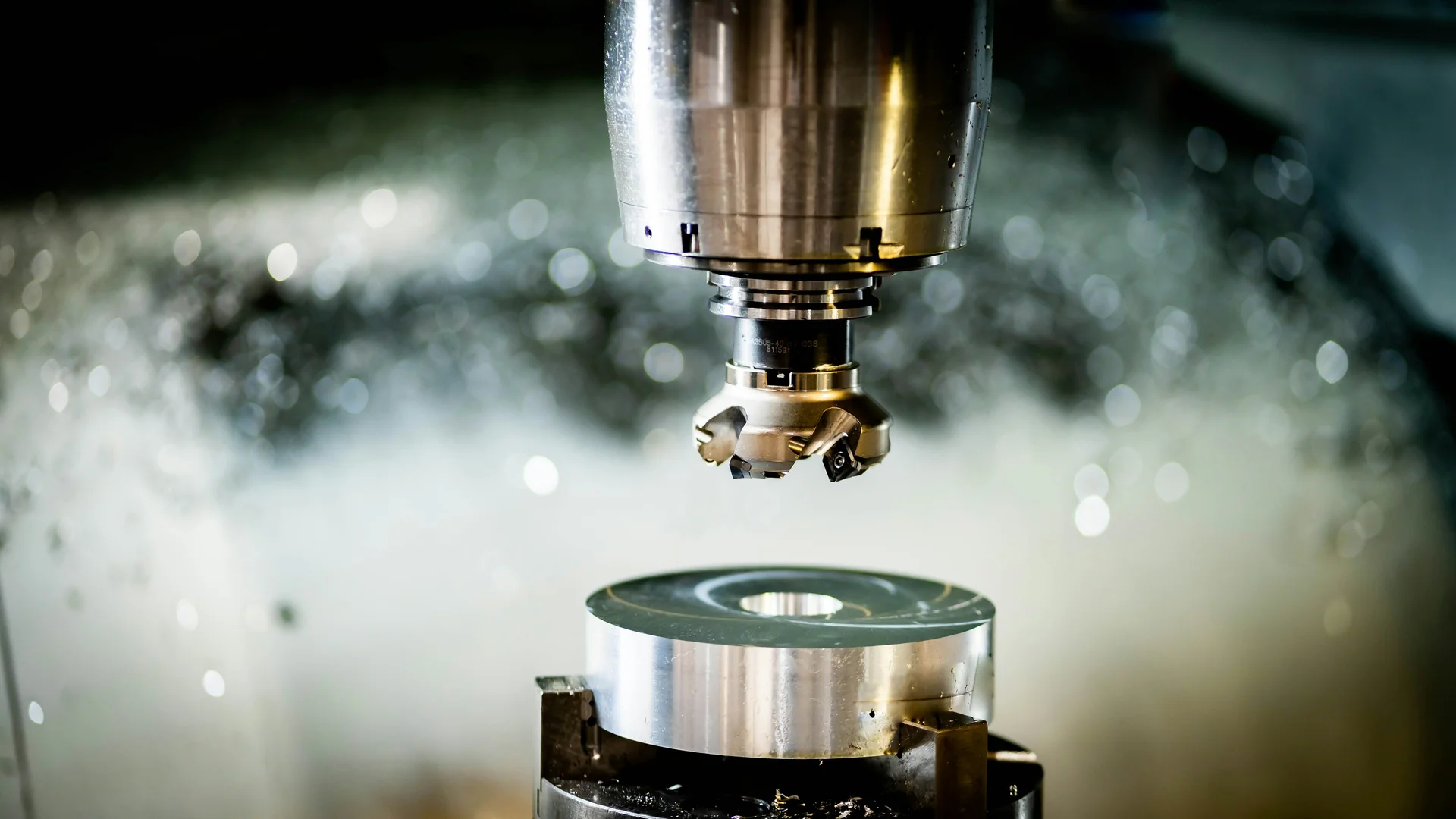Fräswerkzeug und eingespanntes Werkstück in einer CNC-Maschine